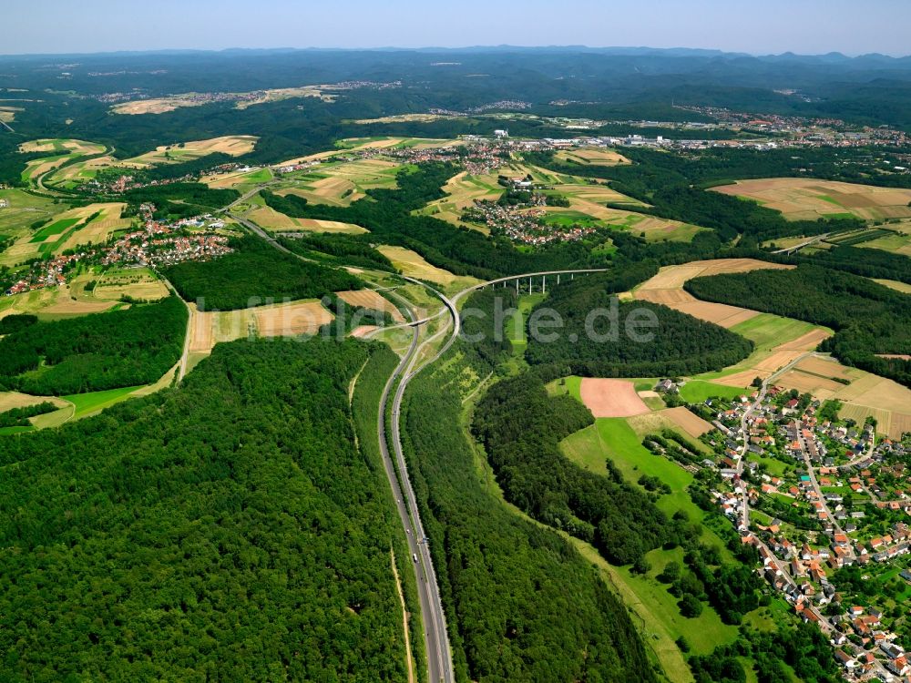 Pirmasens OT Windsberg aus der Vogelperspektive: Autobahnverlauf der Bundes- Autobahn BAB A8 bei Windsberg, einem Ortsteil von Pirmasens im Bundesland Rheinland-Pfalz