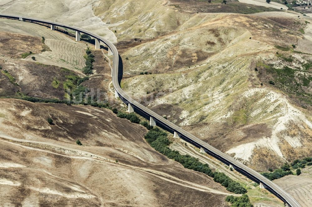 Luftaufnahme Craco - Autobahnverlauf des Viaduktes der SS103 in Craco in Italien