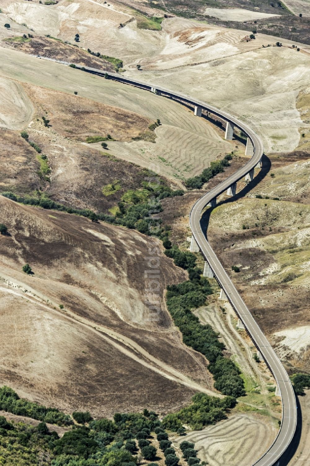 Craco von oben - Autobahnverlauf des Viaduktes der SS103 in Craco in Italien