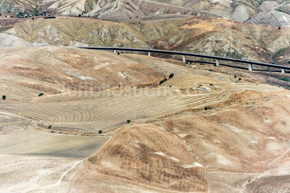 Luftaufnahme Craco - Autobahnverlauf des Viaduktes der SS103 in Craco in Italien