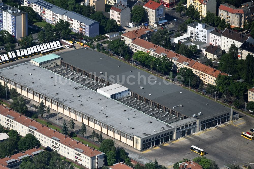 Berlin von oben - Autobus Betriebshof Britz in der Gradestraße vom Stadtbezirk Neuköln von Berlin