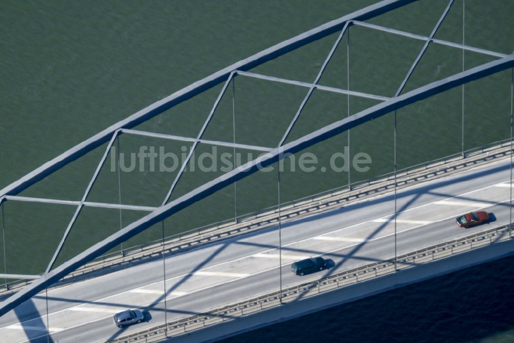 Luftaufnahme Parkstetten - Autofahrten unter den Stahlbogen der Straßenbrücke über die Donau in Parkstetten im Bundesland Bayern