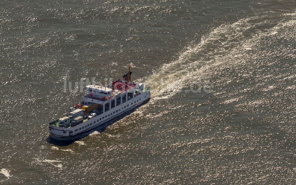 Norderney von oben - Autofähre- Fährschiff FRISIA V an der Nordseeküste vor der Insel Norderney im Bundesland Niedersachsen