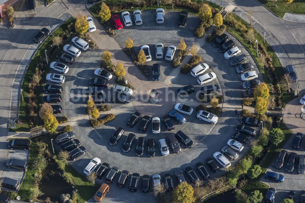 Vilsbiburg aus der Vogelperspektive: Autohandels- Freifläche im Gewerbegebiet in Vilsbiburg im Bundesland Bayern