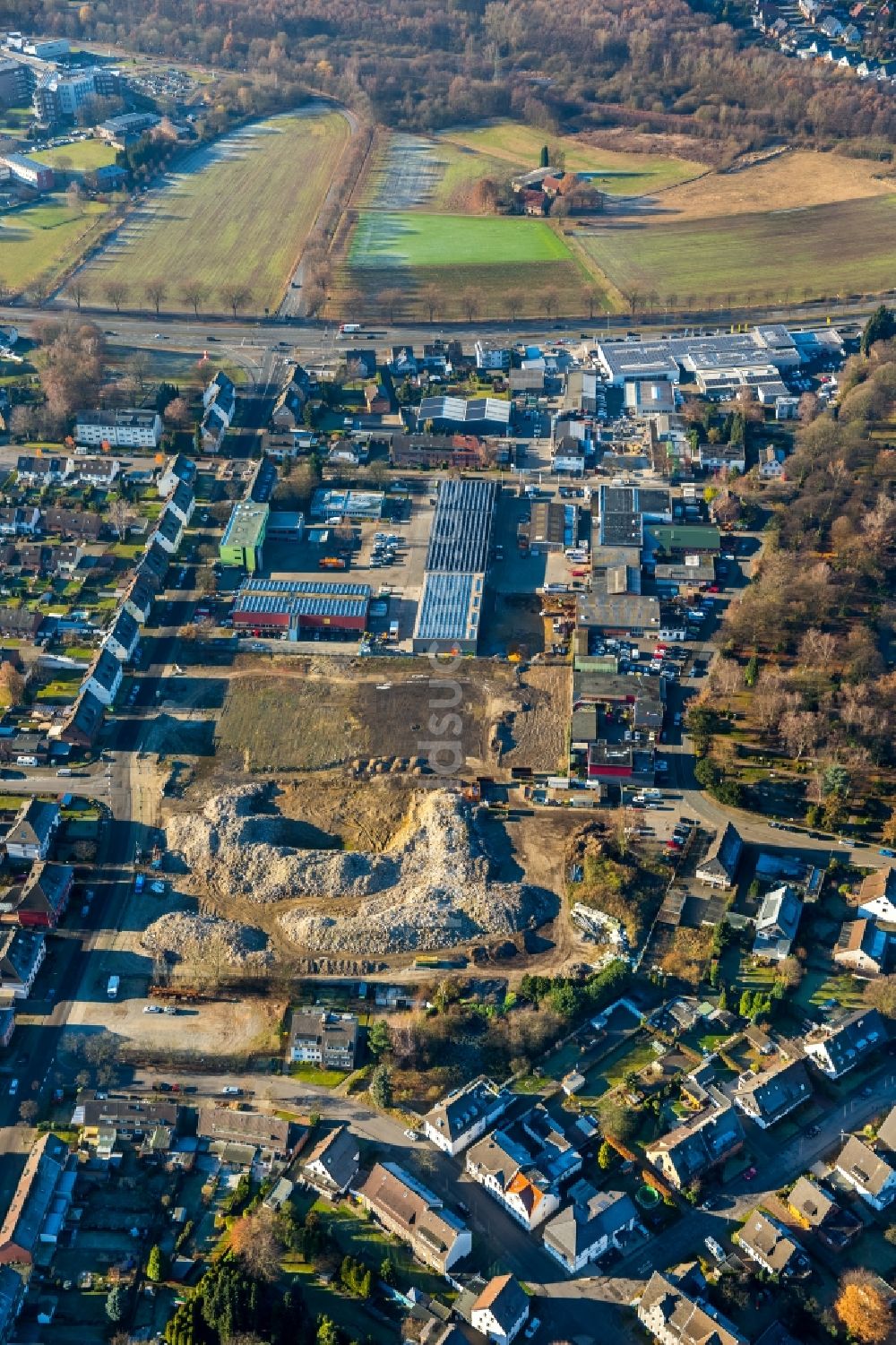 Bottrop aus der Vogelperspektive: Autohandels- Gebäude des Autohaus Borgmann GmbH an der Schubertstraße im Gewerbegebiet Mozartstraße im Ortsteil Eigen in Bottrop im Bundesland Nordrhein-Westfalen