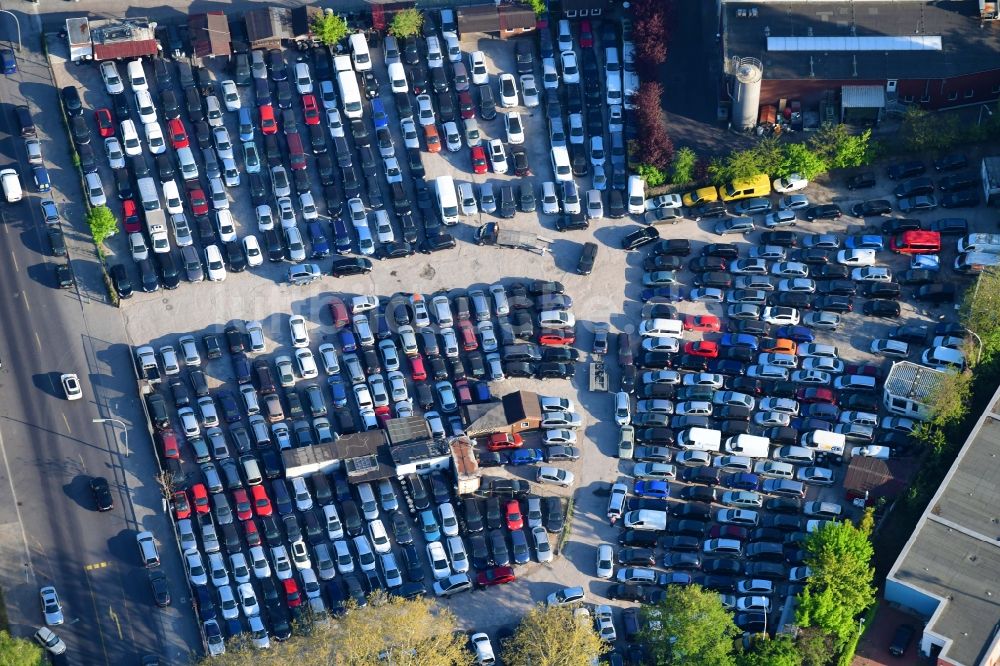 Berlin aus der Vogelperspektive: Autohandels- Gebäude des Autohauses Auto Vision im Ortsteil Neukölln in Berlin, Deutschland