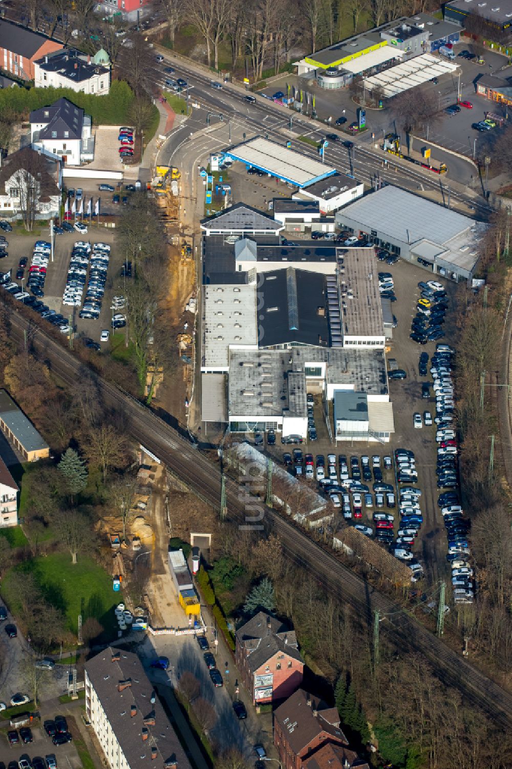 Witten aus der Vogelperspektive: Autohandels- Gebäude des Autohauses Auto-Zentrum Bernhard Ernst GmbH & Co. KG im Ortsteil Annen in Witten im Bundesland Nordrhein-Westfalen, Deutschland