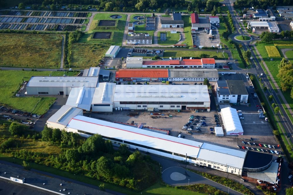 Luftbild Leinefelde-Worbis - Autohandels- Gebäude des Autohauses Autocenter Leinefelde und der Gebäudekomplex der HARTLEB Stahl- und Anlagenbau GmbH an der Kunertstraße in Leinefelde-Worbis im Bundesland Thüringen, Deutschland