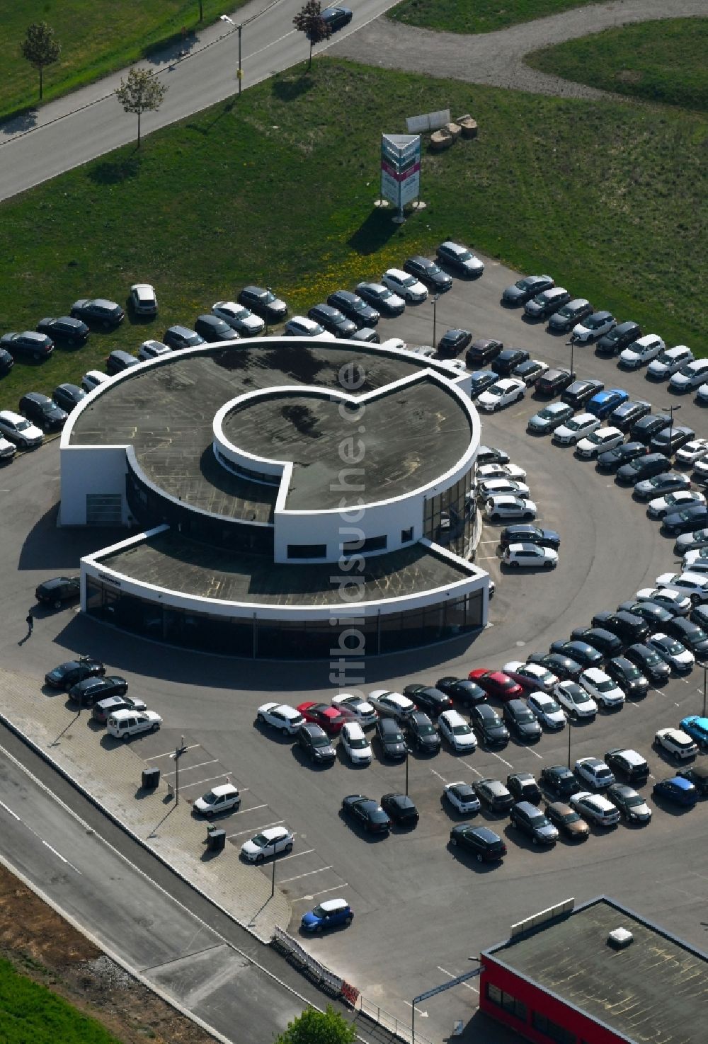 Luftaufnahme Villingen-Schwenningen - Autohandels- Gebäude des Autohauses der Autogalerie Schwarzwald-Baar GmbH & CO. KG in Villingen-Schwenningen im Bundesland Baden-Württemberg, Deutschland