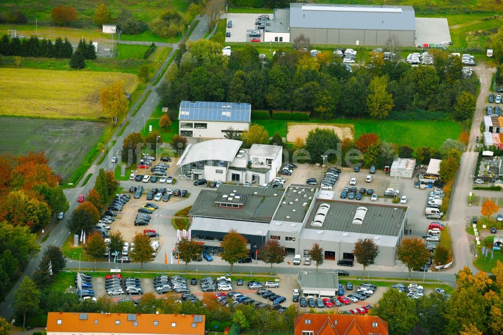 Weyhe aus der Vogelperspektive: Autohandels- Gebäude des Autohauses Autohaus Brandt GmbH im Ortsteil Kirchweyhe in Weyhe im Bundesland Niedersachsen, Deutschland