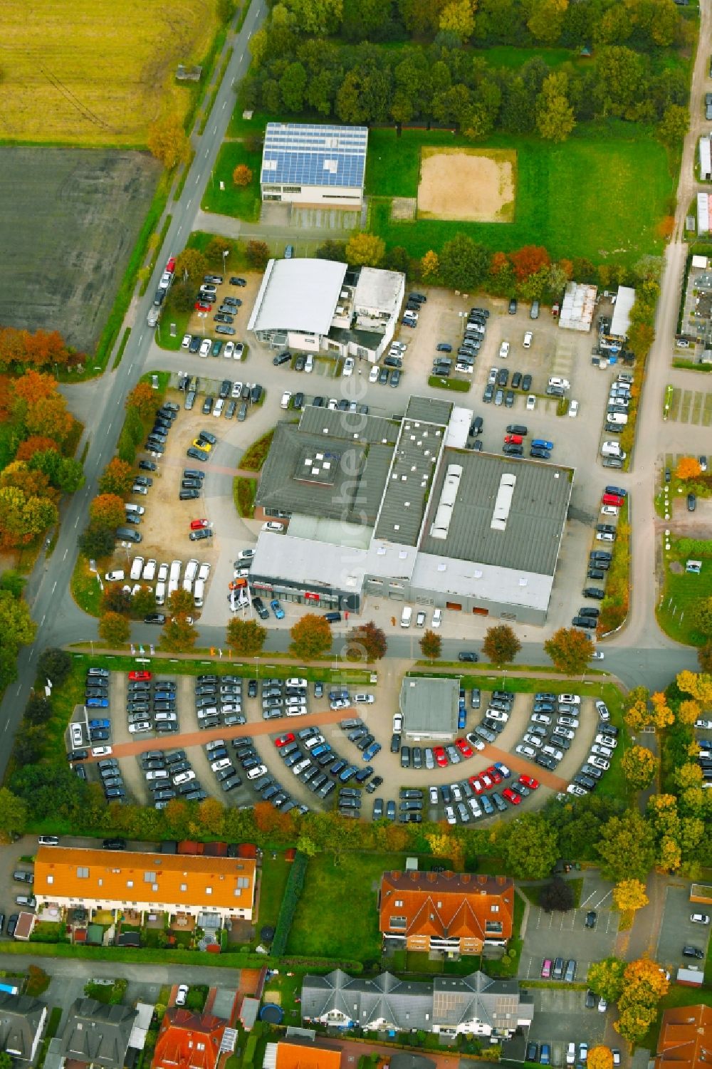 Luftaufnahme Weyhe - Autohandels- Gebäude des Autohauses Autohaus Brandt GmbH im Ortsteil Kirchweyhe in Weyhe im Bundesland Niedersachsen, Deutschland