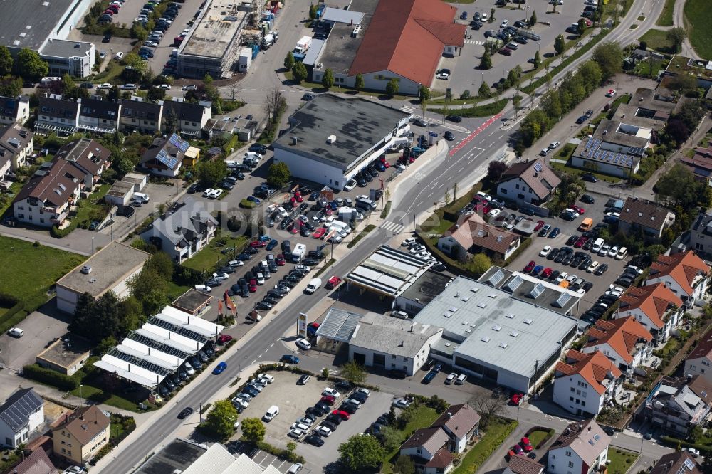 Rutesheim von oben - Autohandels- Gebäude des Autohauses Autohaus Epple GmbH & Co. KG an der Leonberger Straße in Rutesheim im Bundesland Baden-Württemberg, Deutschland