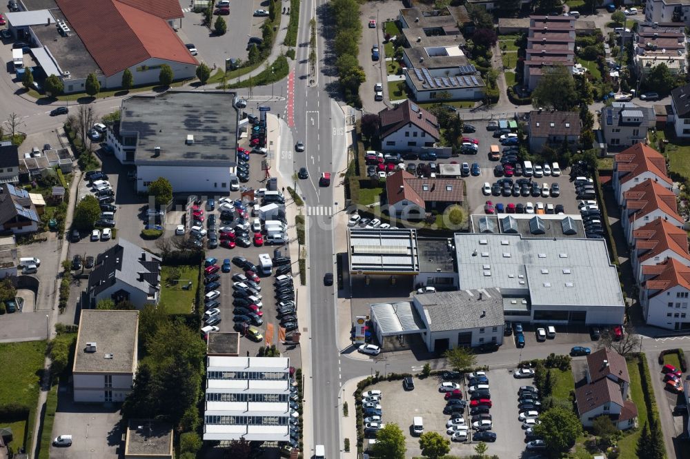 Rutesheim aus der Vogelperspektive: Autohandels- Gebäude des Autohauses Autohaus Epple GmbH & Co. KG an der Leonberger Straße in Rutesheim im Bundesland Baden-Württemberg, Deutschland