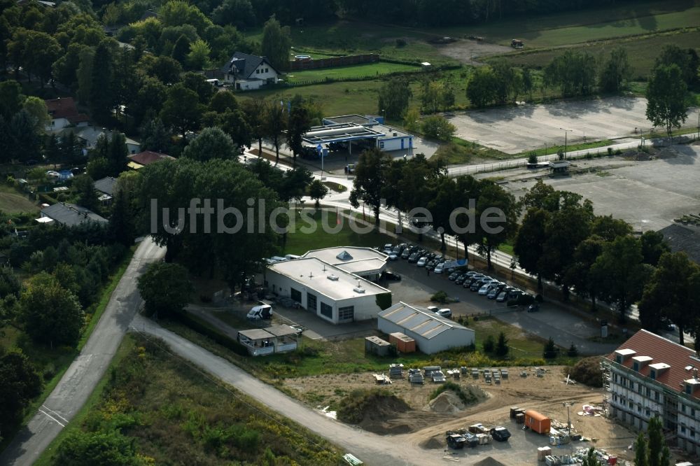 Luftbild Werneuchen - Autohandels- Gebäude des Autohauses Autohaus Hubert Thies an der Freienwalder Chaussee in Werneuchen im Bundesland Brandenburg