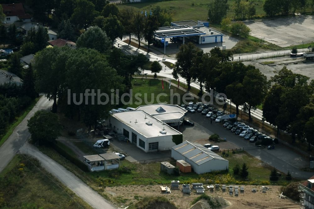 Luftaufnahme Werneuchen - Autohandels- Gebäude des Autohauses Autohaus Hubert Thies an der Freienwalder Chaussee in Werneuchen im Bundesland Brandenburg