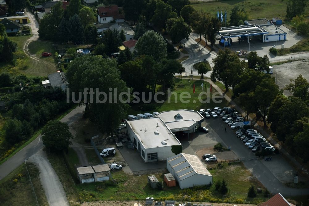 Werneuchen von oben - Autohandels- Gebäude des Autohauses Autohaus Hubert Thies an der Freienwalder Chaussee in Werneuchen im Bundesland Brandenburg