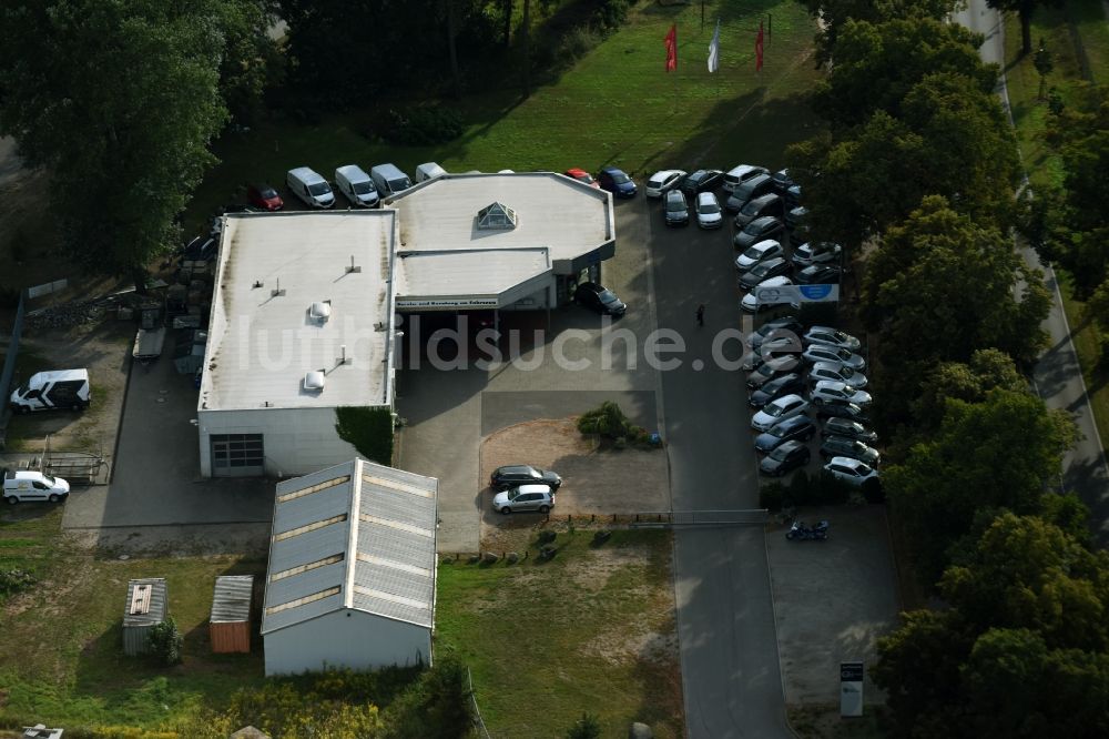 Luftbild Werneuchen - Autohandels- Gebäude des Autohauses Autohaus Hubert Thies an der Freienwalder Chaussee in Werneuchen im Bundesland Brandenburg