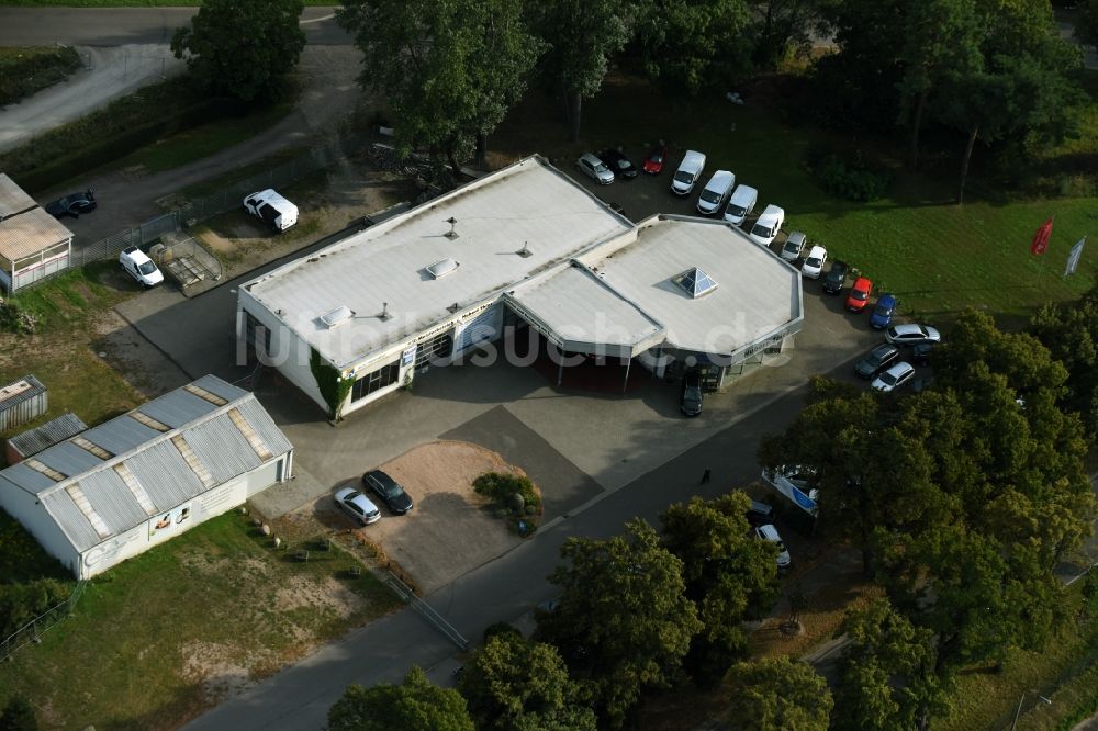 Luftaufnahme Werneuchen - Autohandels- Gebäude des Autohauses Autohaus Hubert Thies an der Freienwalder Chaussee in Werneuchen im Bundesland Brandenburg