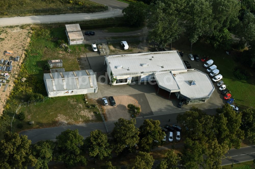 Werneuchen von oben - Autohandels- Gebäude des Autohauses Autohaus Hubert Thies an der Freienwalder Chaussee in Werneuchen im Bundesland Brandenburg