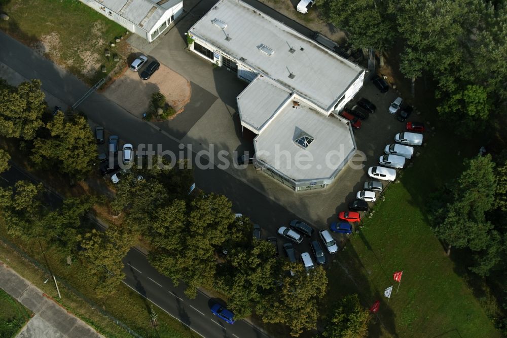 Luftbild Werneuchen - Autohandels- Gebäude des Autohauses Autohaus Hubert Thies an der Freienwalder Chaussee in Werneuchen im Bundesland Brandenburg