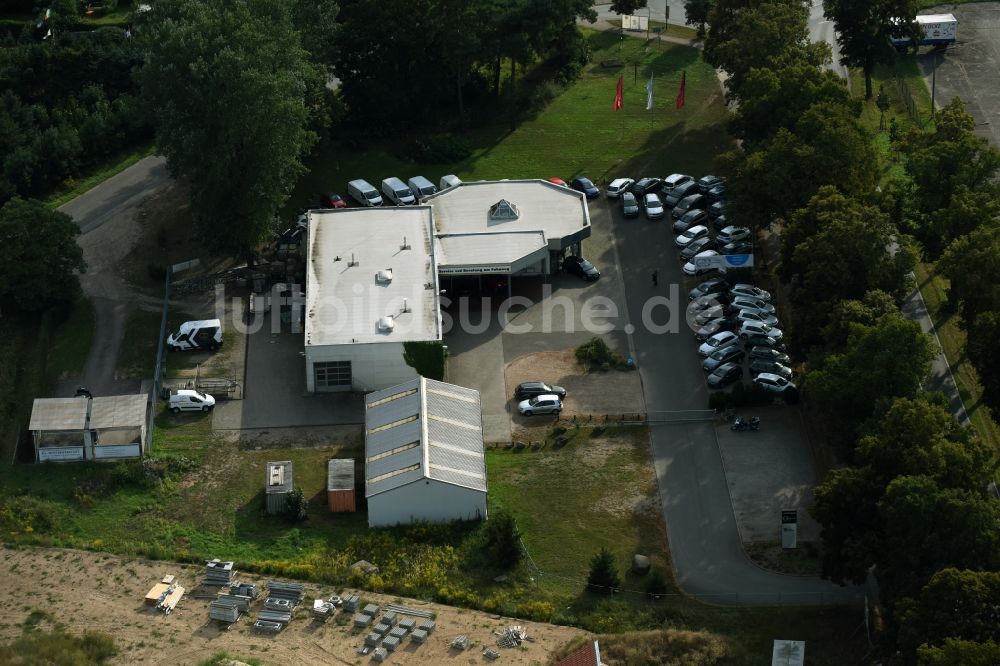 Luftbild Werneuchen - Autohandels- Gebäude des Autohauses Autohaus Hubert Thies an der Freienwalder Chaussee in Werneuchen im Bundesland Brandenburg