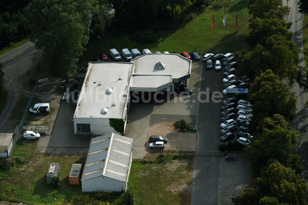 Werneuchen aus der Vogelperspektive: Autohandels- Gebäude des Autohauses Autohaus Hubert Thies an der Freienwalder Chaussee in Werneuchen im Bundesland Brandenburg