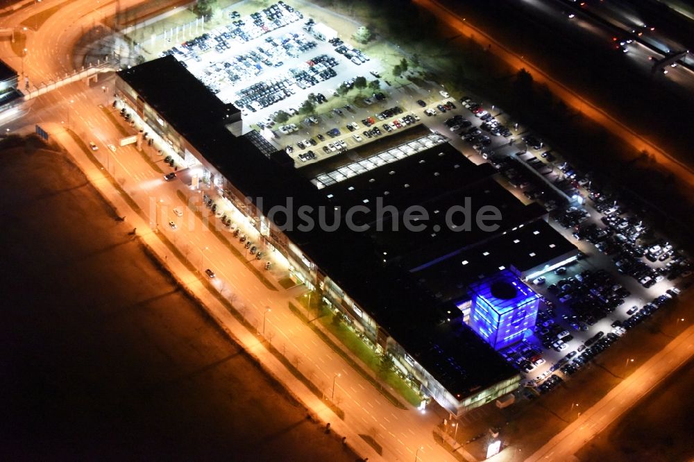 München von oben - Autohandels- Gebäude des Autohauses BMW Niederlassung München im Bundesland Bayern