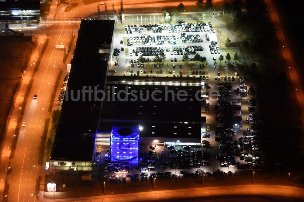 München von oben - Autohandels- Gebäude des Autohauses BMW Niederlassung München im Bundesland Bayern