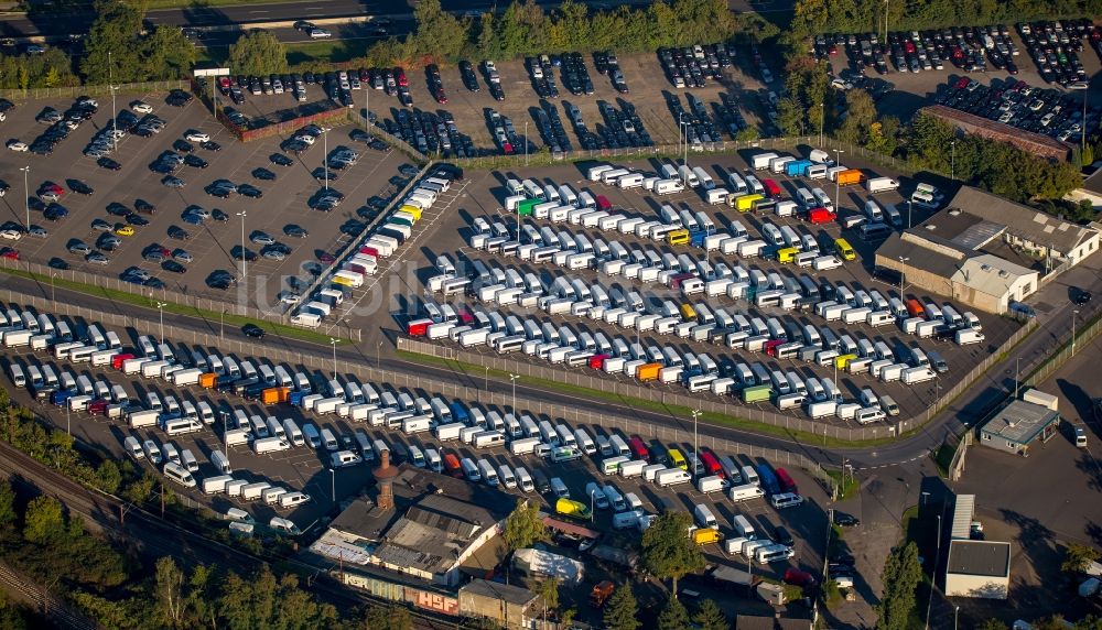 Luftbild Düsseldorf - Autohandels- Gebäude des Autohauses Dein Autoankauf Düsseldorf mit belegter Parkfläche in Düsseldorf im Bundesland Nordrhein-Westfalen