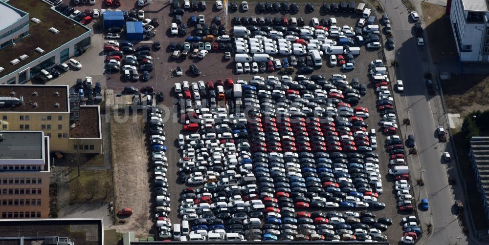 Teltow von oben - Autohandels- Gebäude des Autohauses König an der Oderstraße in Teltow im Bundesland Brandenburg