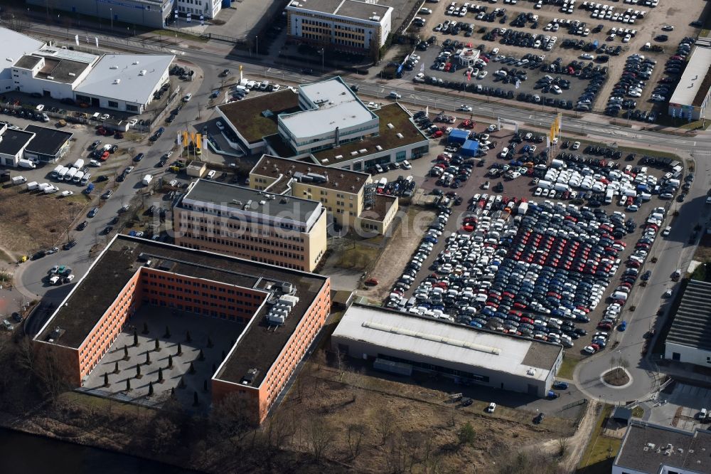 Teltow von oben - Autohandels- Gebäude des Autohauses König an der Oderstraße in Teltow im Bundesland Brandenburg