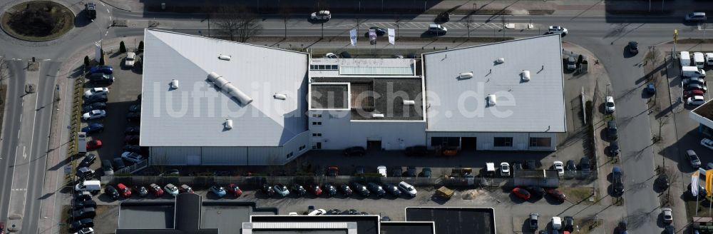 Teltow aus der Vogelperspektive: Autohandels- Gebäude des Autohauses König an der Oderstraße in Teltow im Bundesland Brandenburg