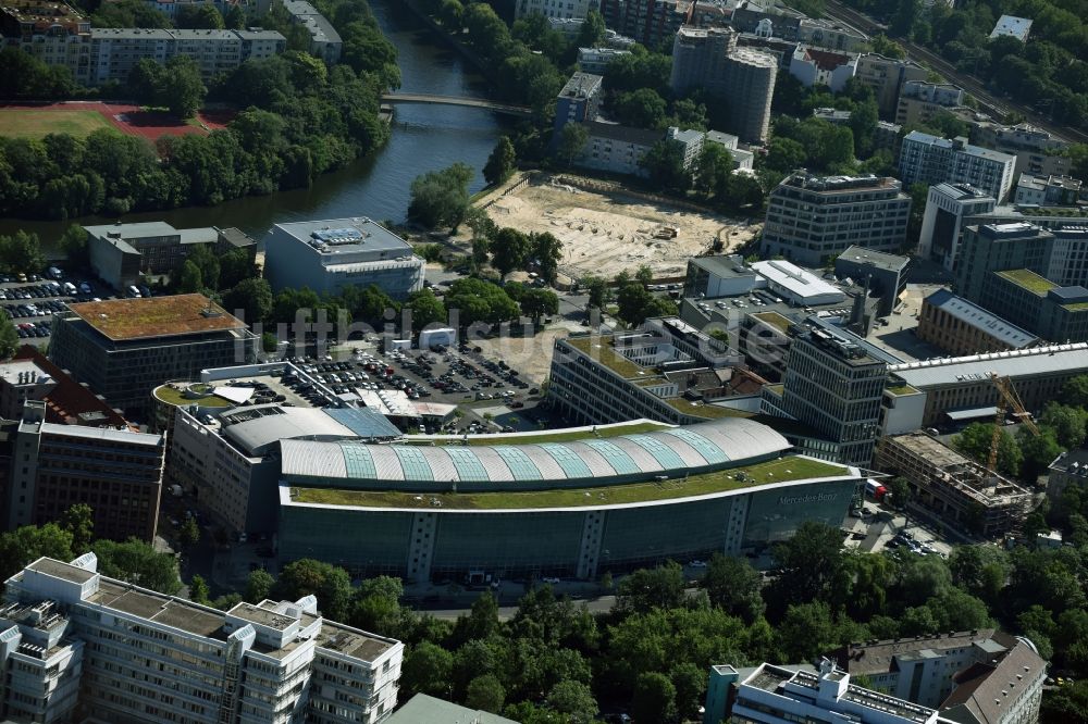 Berlin aus der Vogelperspektive: Autohandels- Gebäude des Autohauses Mercedes-Benz Berlin am Salzufer in Berlin