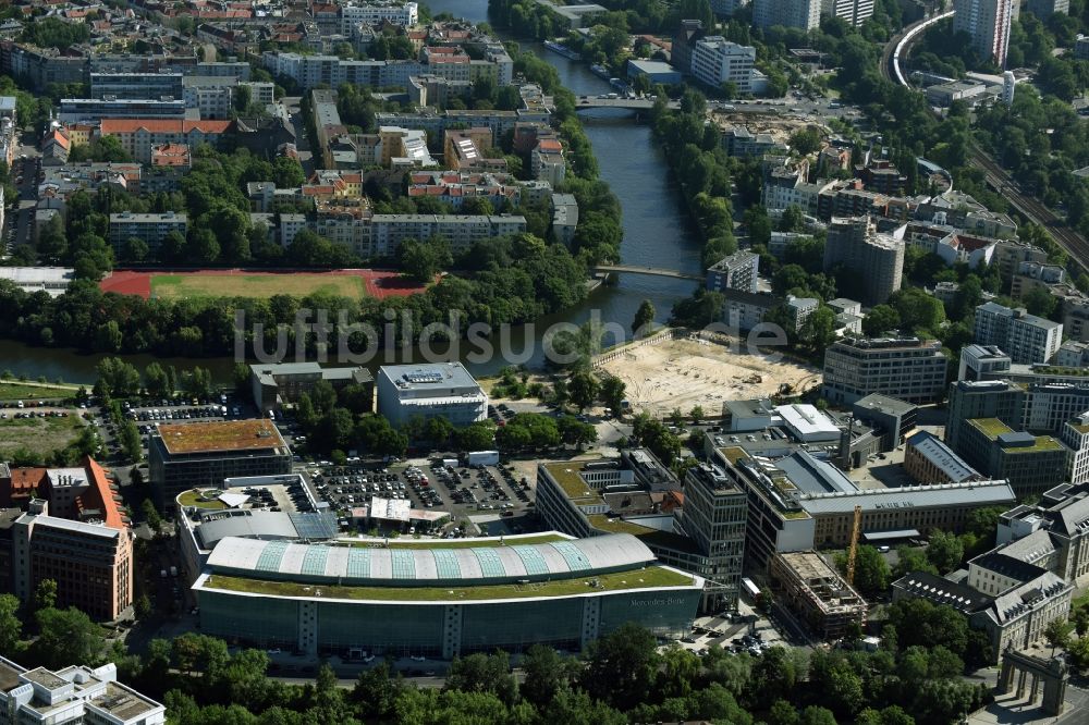 Berlin von oben - Autohandels- Gebäude des Autohauses Mercedes-Benz Berlin am Salzufer in Berlin