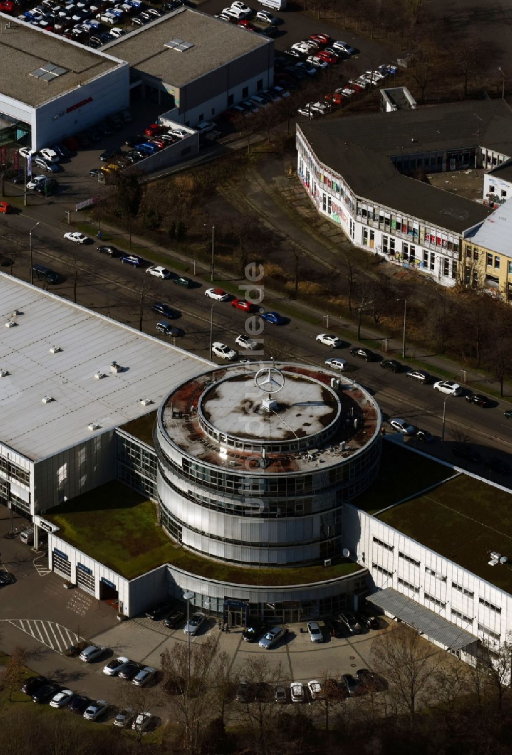 Luftaufnahme Leipzig - Autohandels- Gebäude des Autohauses Mercedes-Benz Stern Auto Center Leipzig an der Richard-Lehmann-Straße im Ortsteil Marienbrunn in Leipzig im Bundesland Sachsen