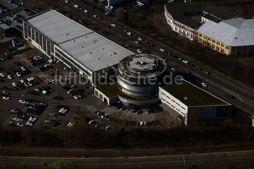 Leipzig von oben - Autohandels- Gebäude des Autohauses Mercedes-Benz Stern Auto Center Leipzig an der Richard-Lehmann-Straße im Ortsteil Marienbrunn in Leipzig im Bundesland Sachsen