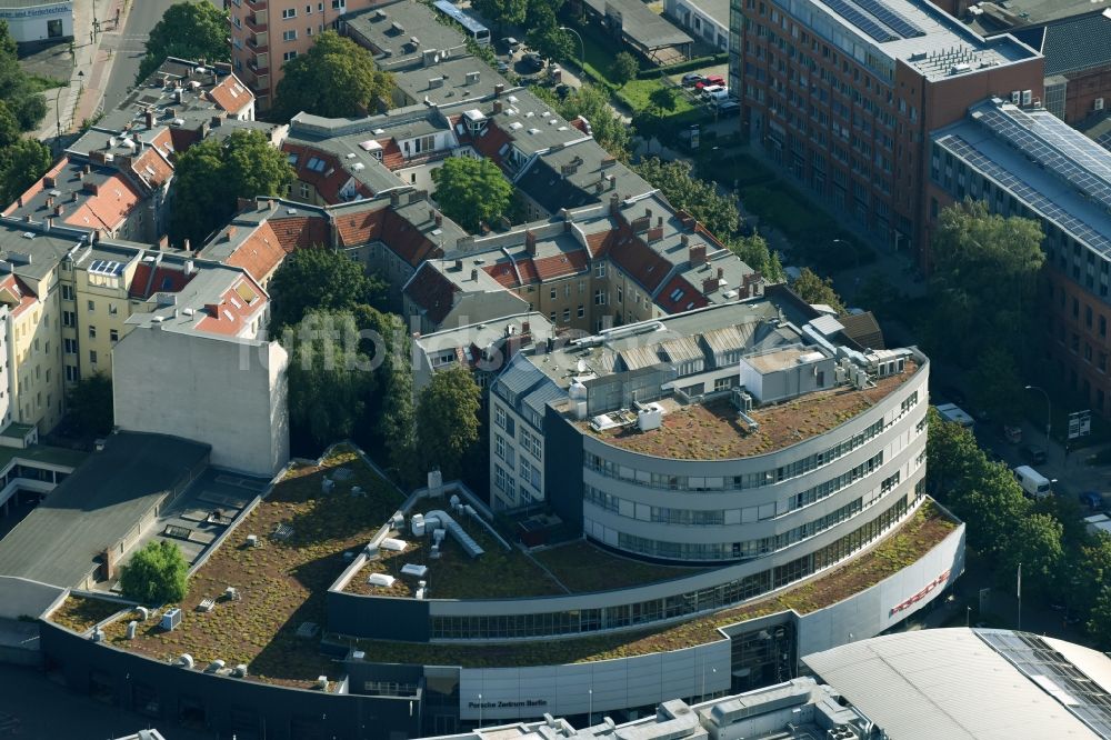 Berlin aus der Vogelperspektive: Autohandels- Gebäude des Autohauses Porsche Zentrum Berlin an der Franklinstraße im Ortsteil Charlottenburg in Berlin, Deutschland