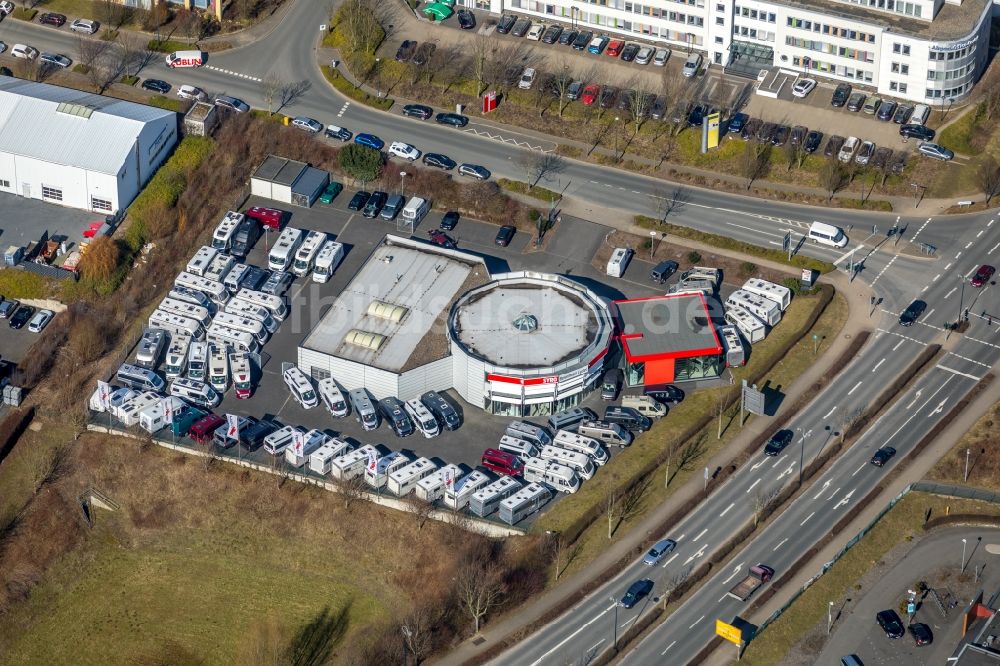 Luftbild Holzwickede - Autohandels- Gebäude des Autohauses SYRO Reisemobil Center an der Gottlieb-Daimler-Straße in Holzwickede im Bundesland Nordrhein-Westfalen, Deutschland