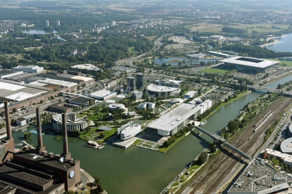 Wolfsburg aus der Vogelperspektive: Autohandels- Gebäude der Autostadt in Wolfsburg im Bundesland Niedersachsen