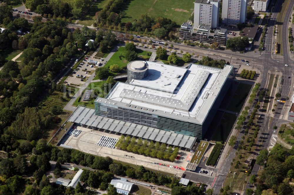 Luftbild Dresden - Autohandels- Gebäude Gläserne Manufaktur in Dresden im Bundesland Sachsen, Deutschland