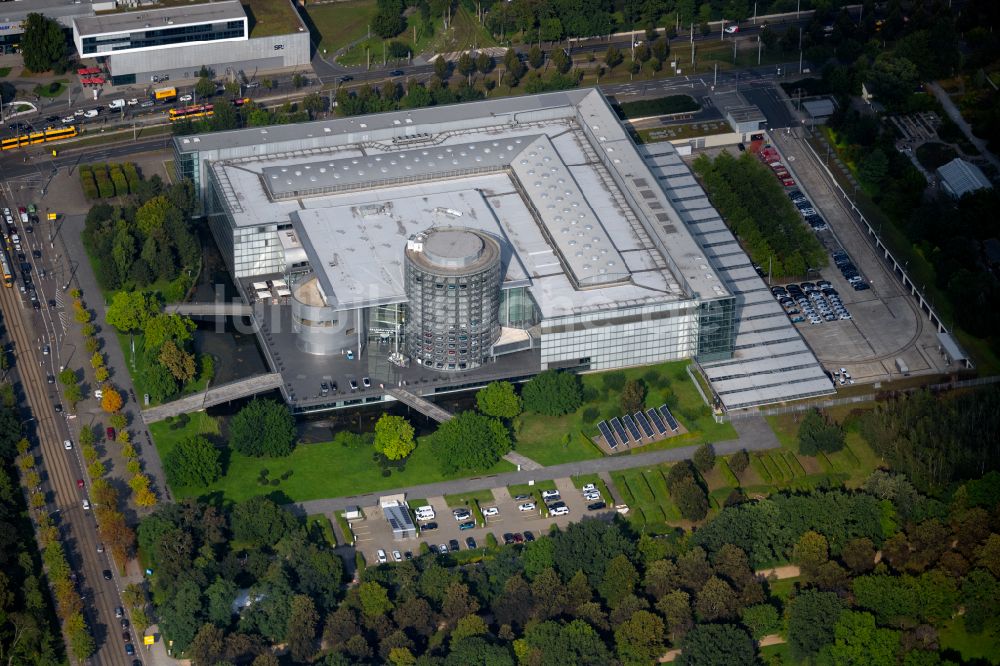 Luftaufnahme Dresden - Autohandels- Gebäude Gläserne Manufaktur in Dresden im Bundesland Sachsen, Deutschland