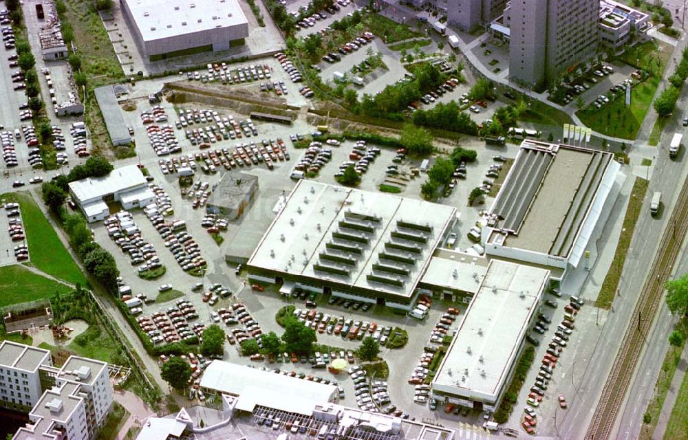 Berlin-Hohenschönhausen aus der Vogelperspektive: Autohaus Fennpfuhl am Weißenseer Weg in Berlin-Hohenschönhausen.