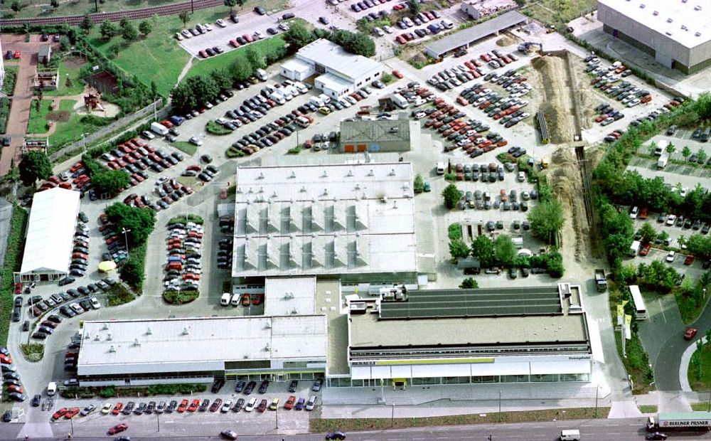 Berlin-Hohenschönhausen von oben - Autohaus Fennpfuhl am Weißenseer Weg in Berlin-Hohenschönhausen.