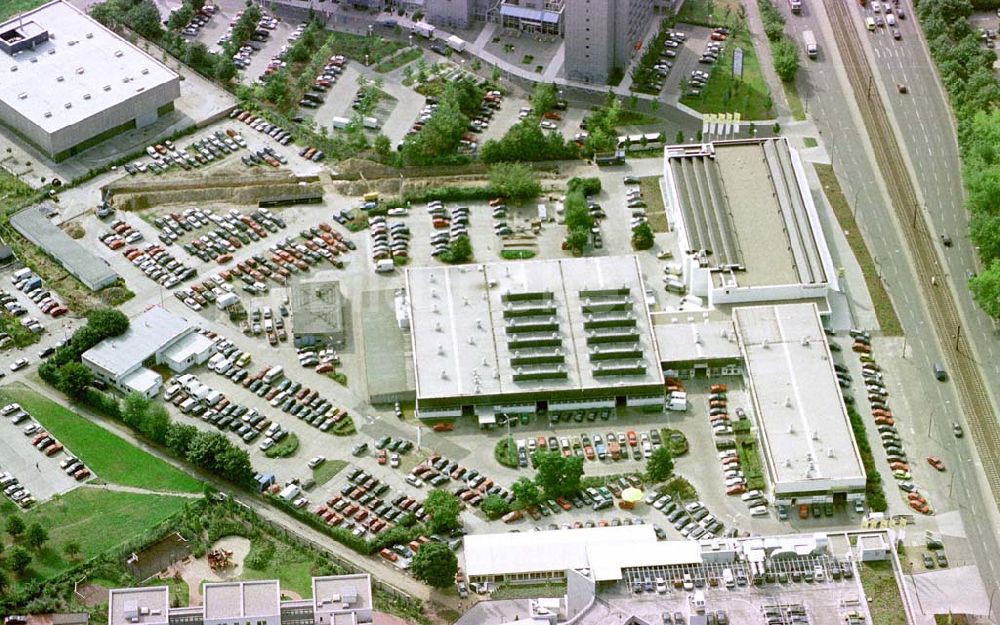 Luftbild Berlin-Hohenschönhausen - Autohaus Fennpfuhl am Weißenseer Weg in Berlin-Hohenschönhausen.