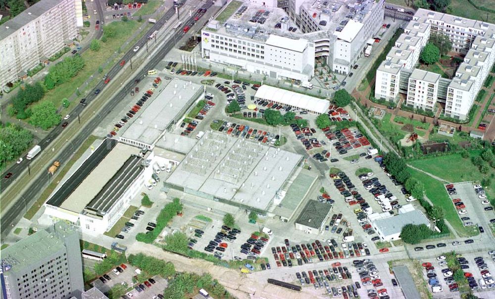 Luftaufnahme Berlin-Hohenschönhausen - Autohaus Fennpfuhl am Weißenseer Weg in Berlin-Hohenschönhausen.