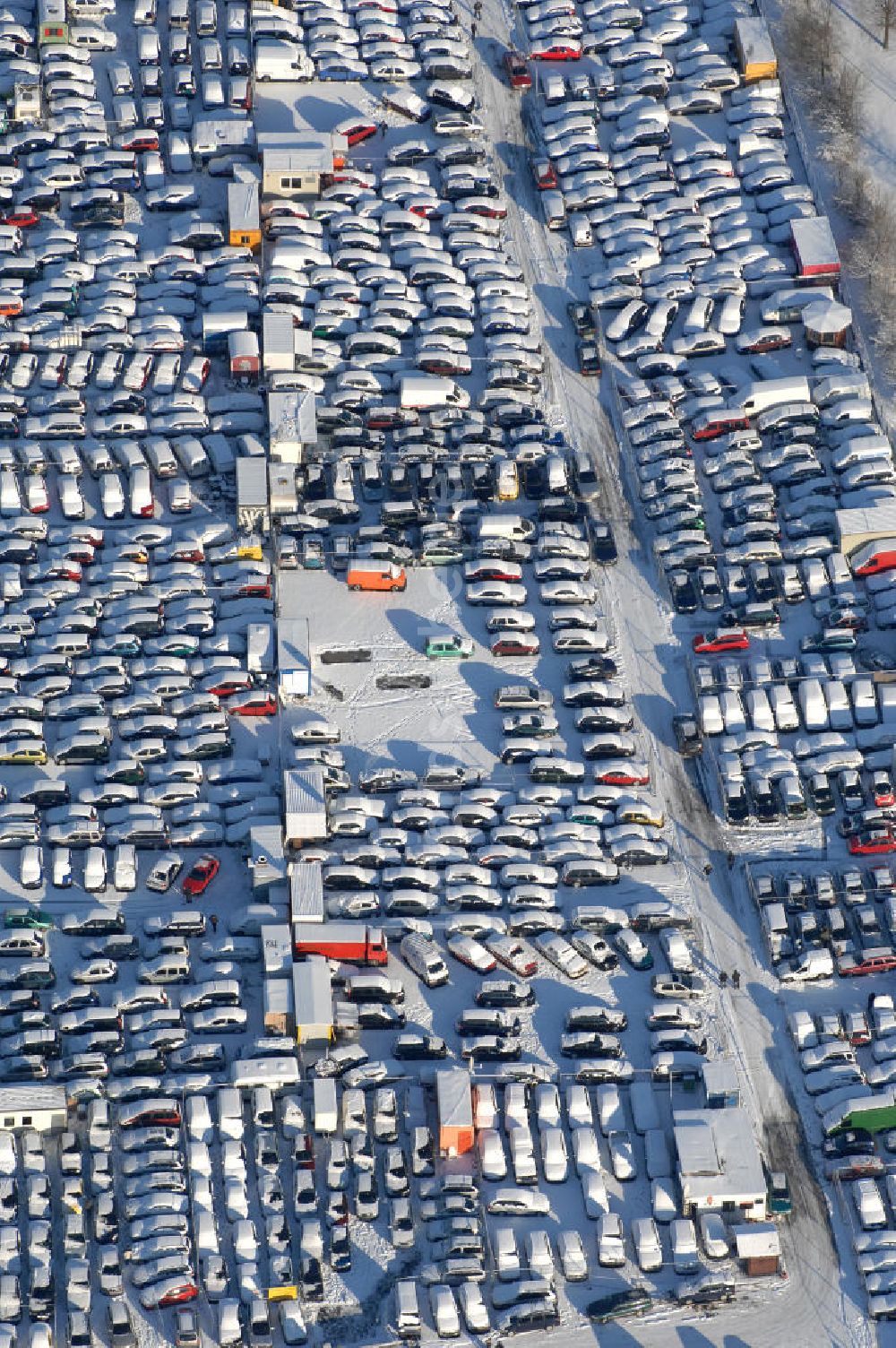 Berlin aus der Vogelperspektive: Automarkt an der Schnellerstrasse in Berlin