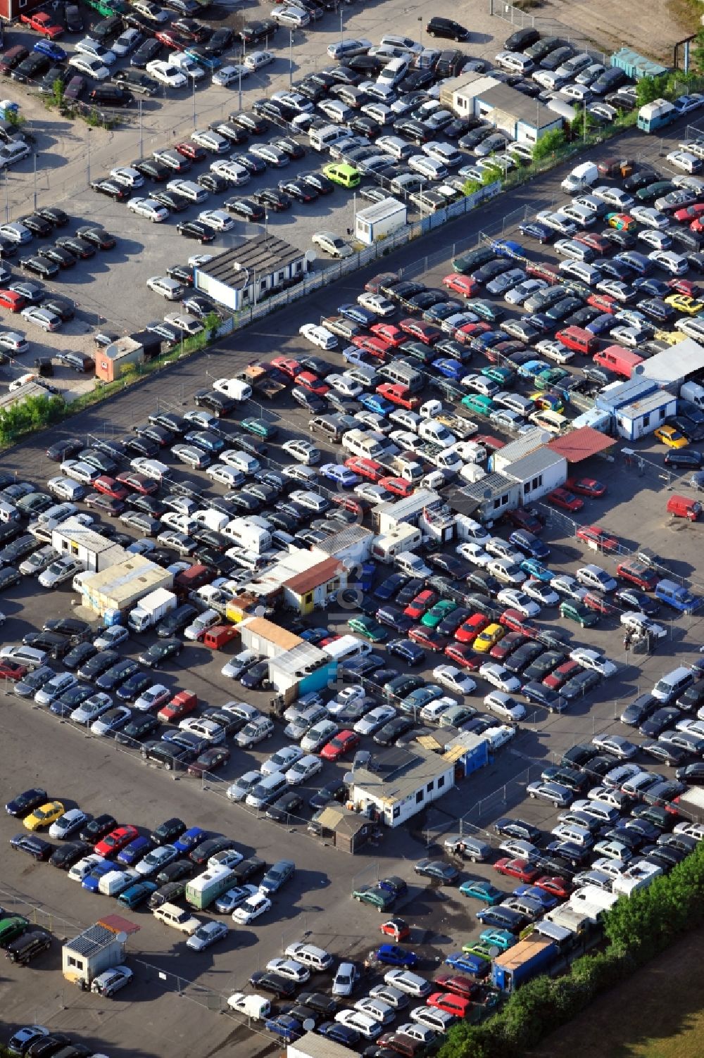 Luftaufnahme Berlin - Automarkt Schnellerstraße in Berlin-Schöneweide