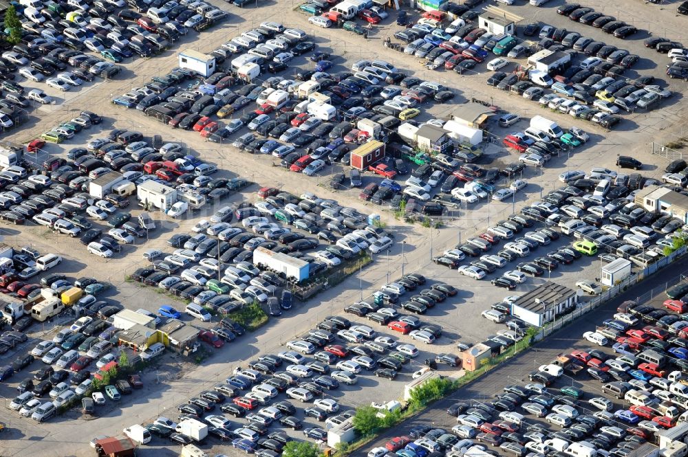 Berlin von oben - Automarkt Schnellerstraße in Berlin-Schöneweide