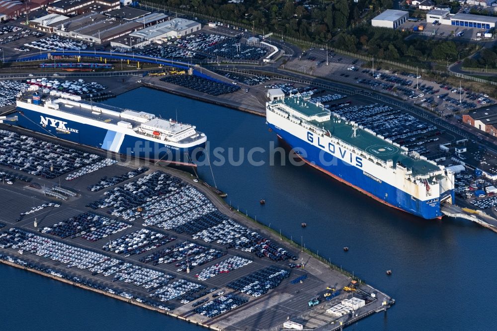 Luftaufnahme Bremerhaven - Autoschiff Glovis und NYK Line- am Schiffs- Kai des Hafens Kaiserhafen in Bremerhaven im Bundesland Bremen, Deutschland