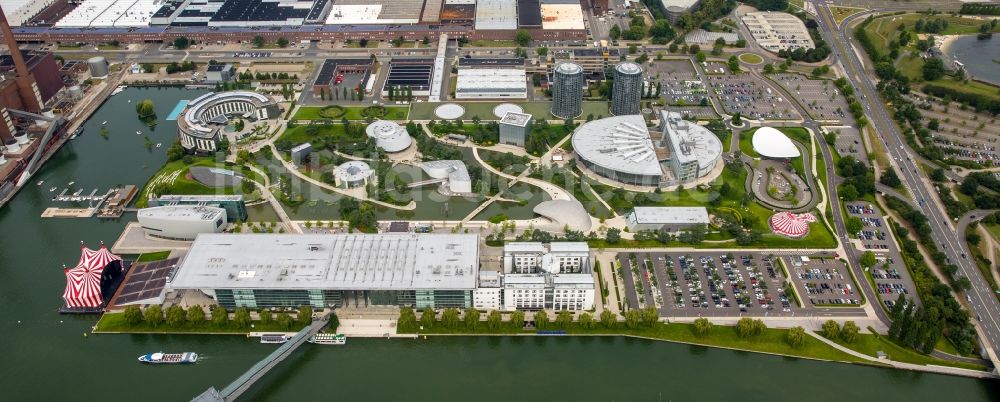 Wolfsburg aus der Vogelperspektive: Autostadt GmbH am Werksgelände der Volkswagen AG in Wolfsburg im Bundesland Niedersachsen, Deutschland